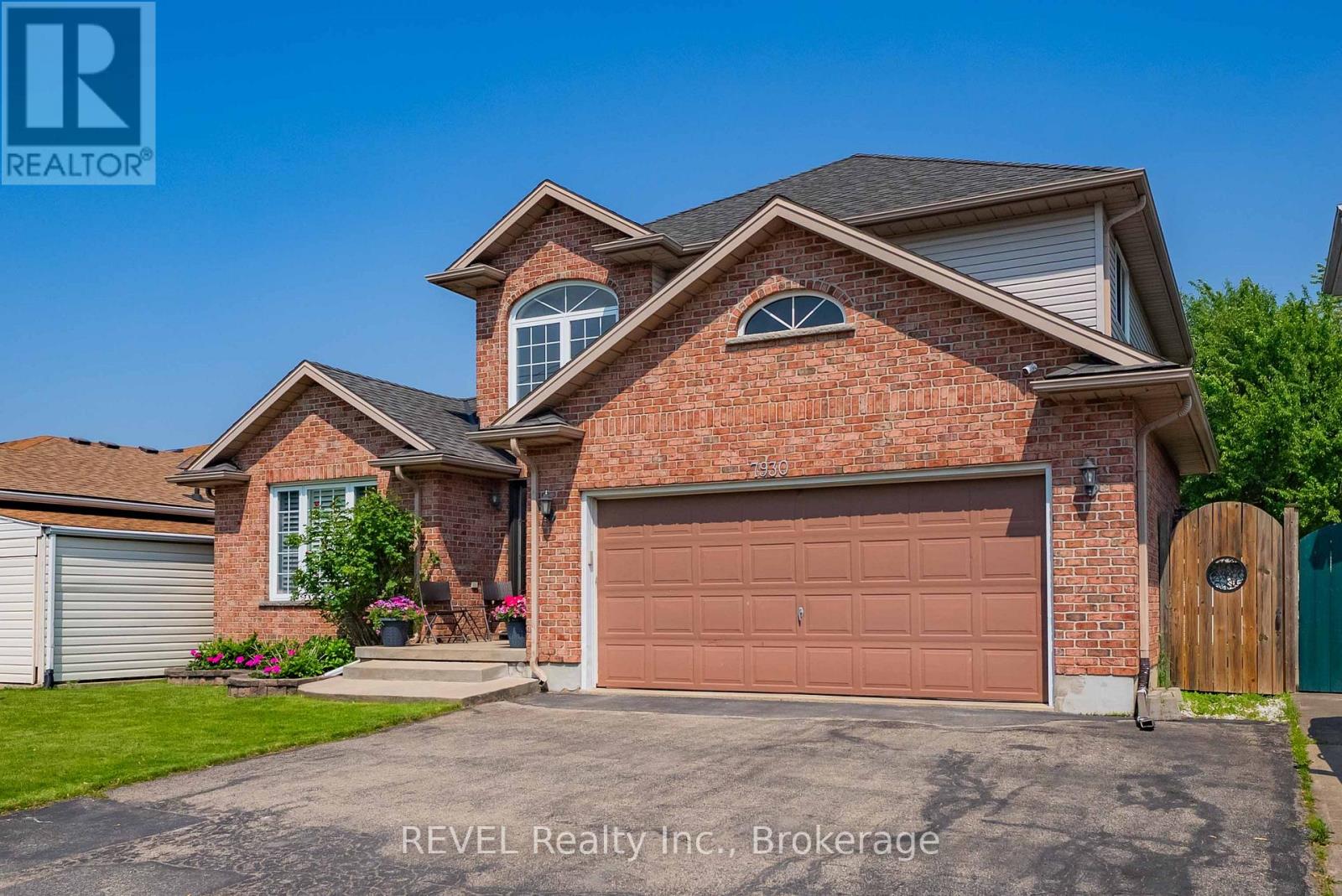 7930 Paddock Trail Drive, Niagara Falls, Ontario  L2H 1X2 - Photo 5 - X12205424