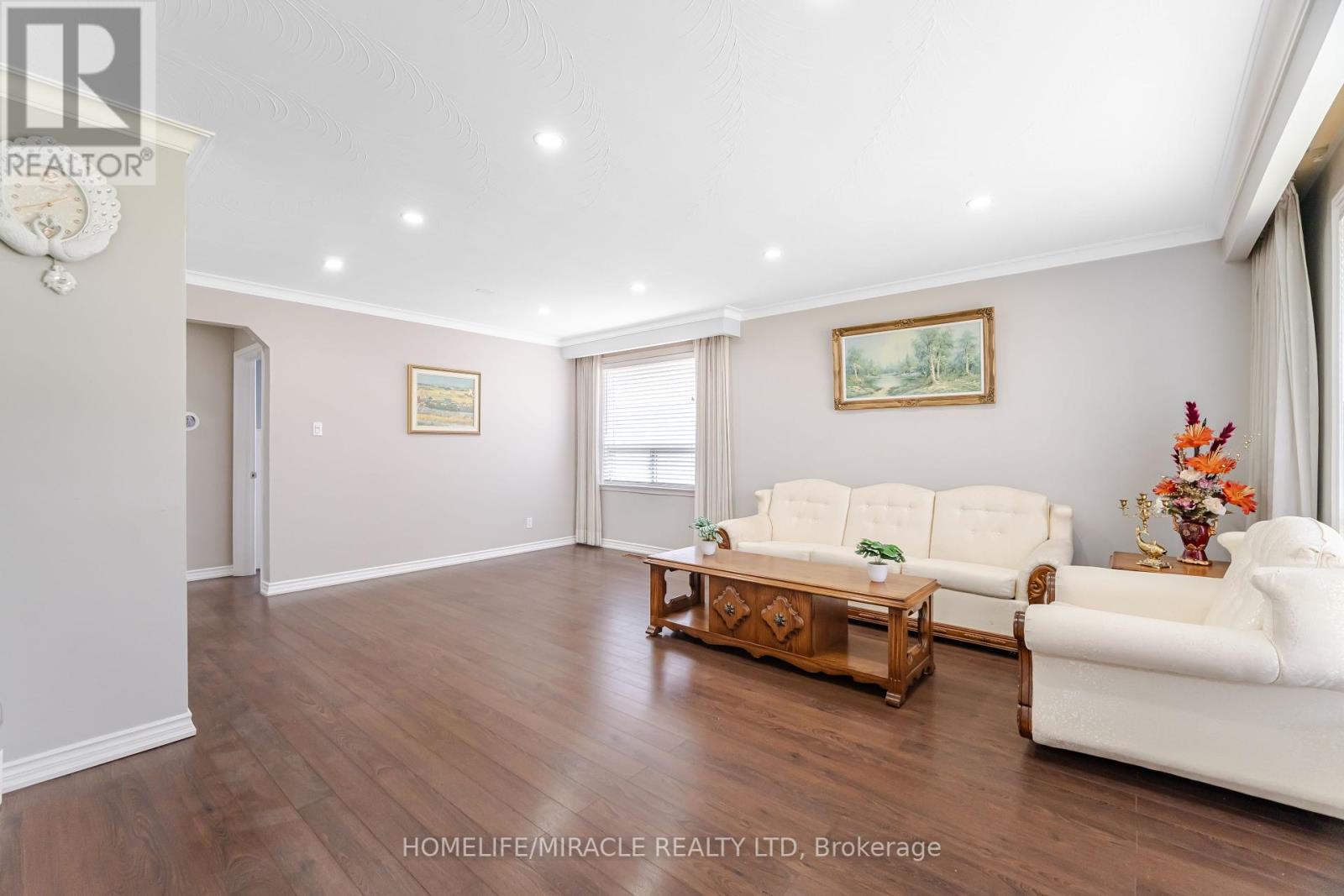 41 Bradstock Road, Toronto, Ontario  M9M 1M9 - Photo 12 - W12205427
