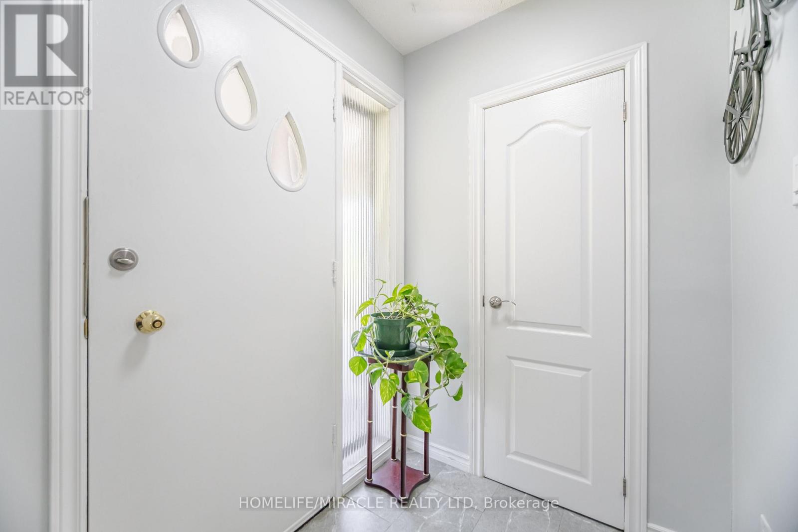 41 Bradstock Road, Toronto, Ontario  M9M 1M9 - Photo 5 - W12205427