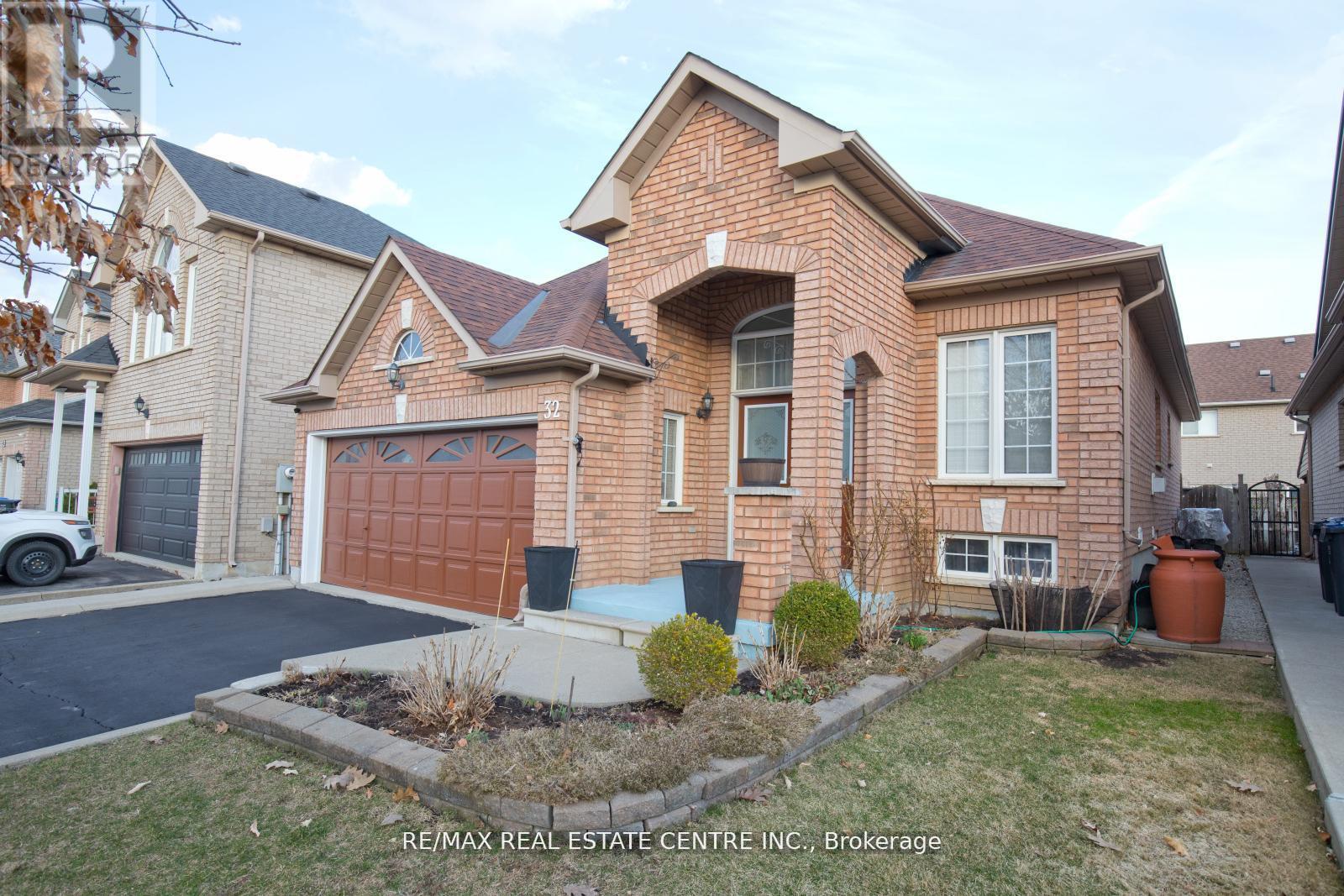 32 Pappain Crescent, Brampton, Ontario  L7A 3J8 - Photo 3 - W12205341