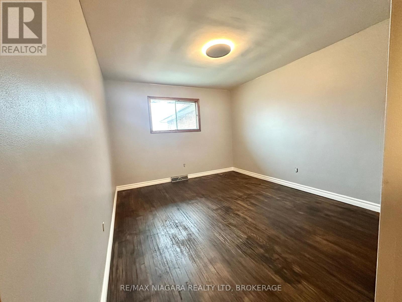 114 Catherine Street, Fort Erie, Ontario  L2A 2H6 - Photo 13 - X12205465