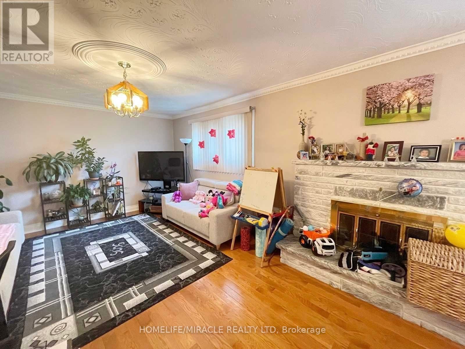 2461 President Boulevard, Mississauga, Ontario  L5B 3E7 - Photo 2 - W12205455