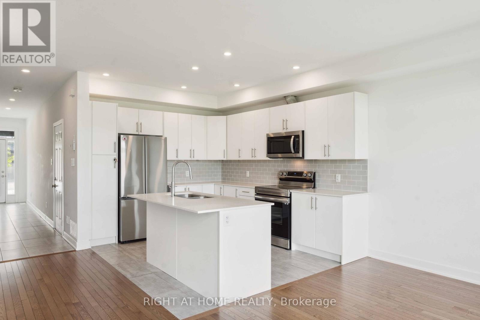 261 Finsbury Avenue, Ottawa, Ontario  K2S 2Y2 - Photo 4 - X12205462