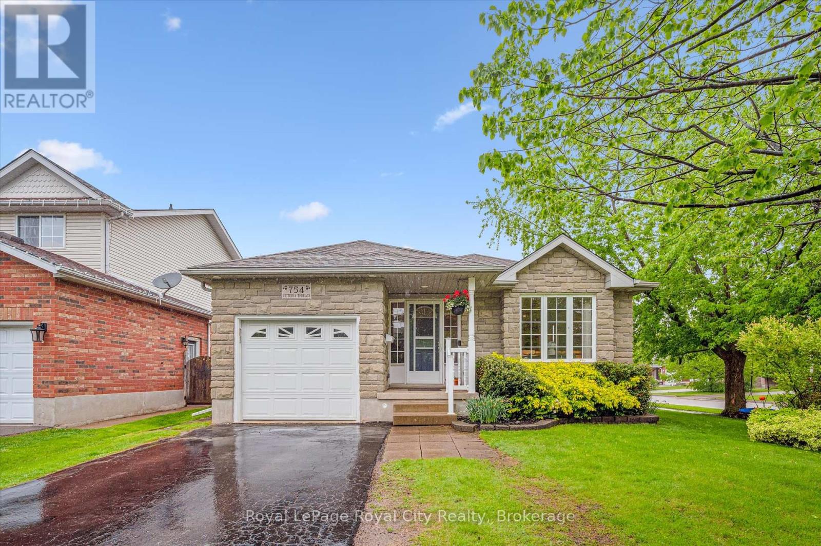 754 Victoria Terrace, Centre Wellington, Ontario  N1M 3L5 - Photo 2 - X12170475