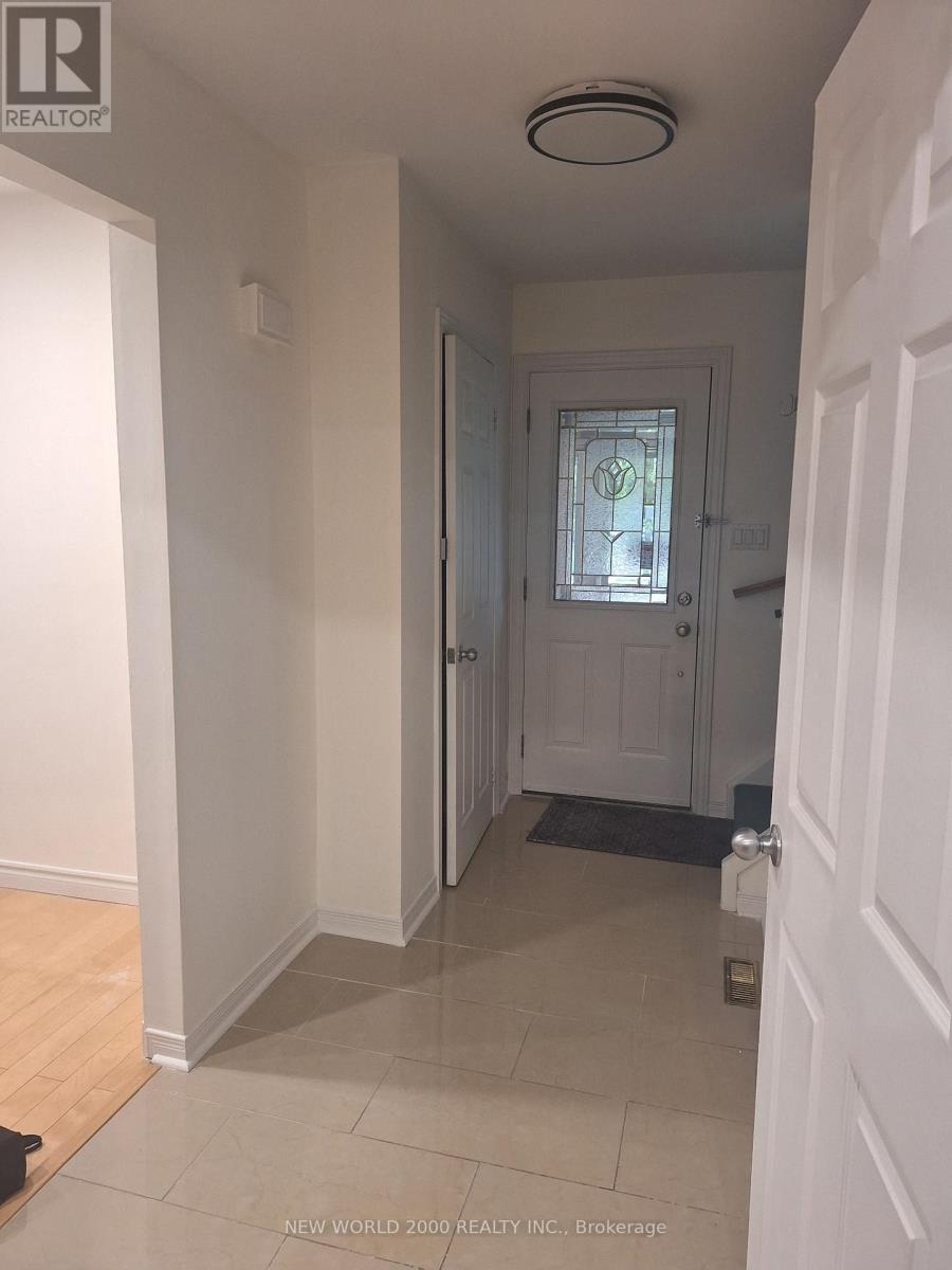 676 Galloway Crescent, Mississauga, Ontario  L5C 3W1 - Photo 3 - W12205458