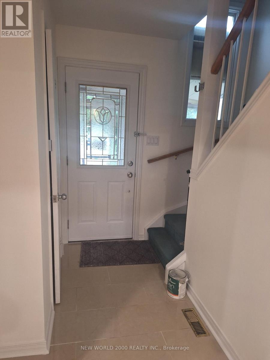 676 Galloway Crescent, Mississauga, Ontario  L5C 3W1 - Photo 4 - W12205458