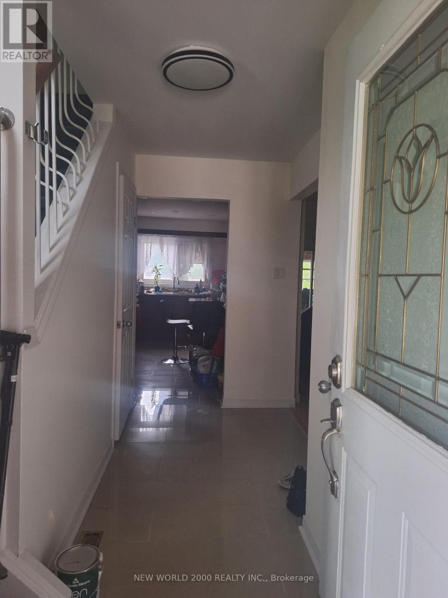 676 Galloway Crescent, Mississauga, Ontario  L5C 3W1 - Photo 5 - W12205458
