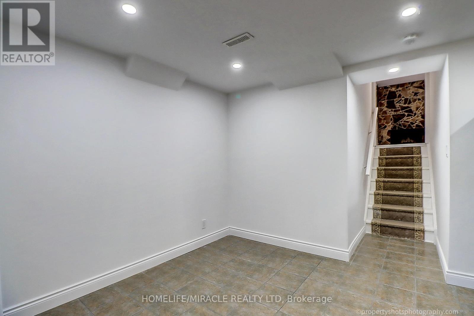 4 Richvale Drive, Brampton, Ontario  L6Z 1M4 - Photo 2 - W12205481