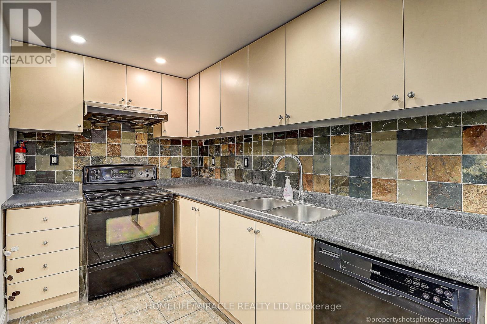 4 Richvale Drive, Brampton, Ontario  L6Z 1M4 - Photo 5 - W12205481