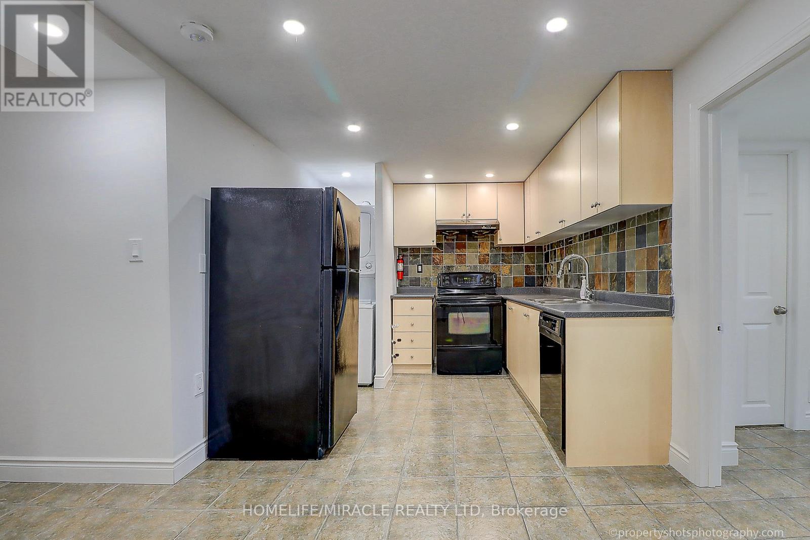 4 Richvale Drive, Brampton, Ontario  L6Z 1M4 - Photo 7 - W12205481