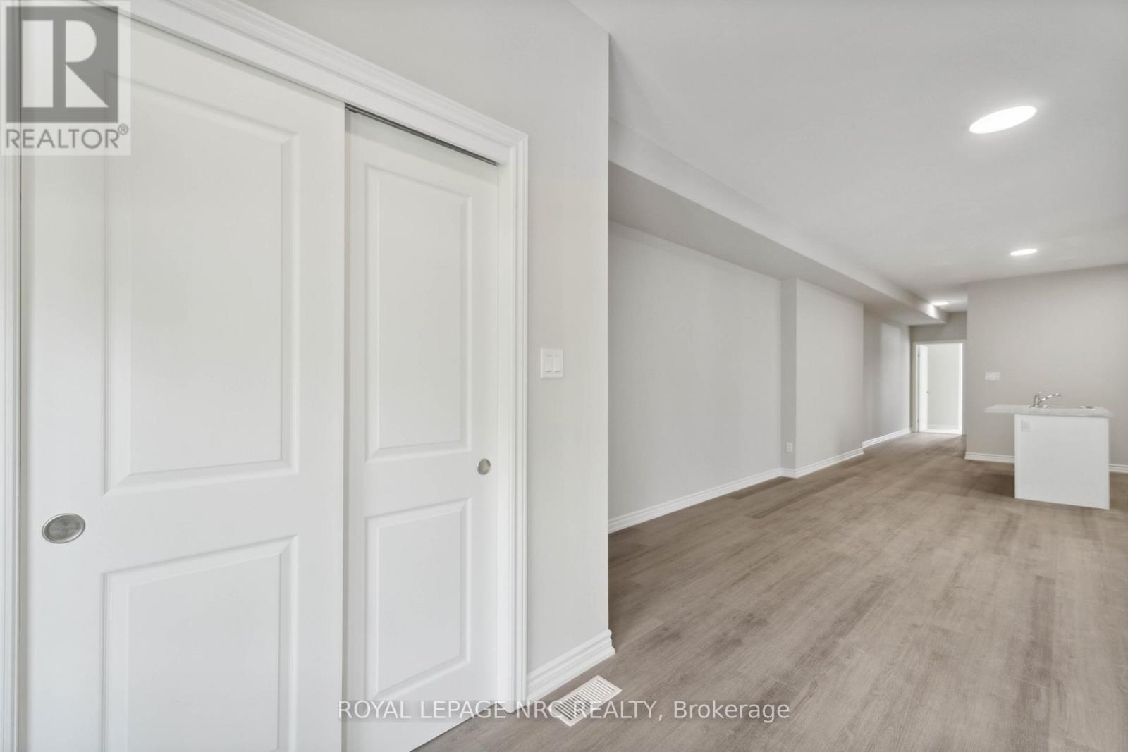 71 Superior Street, Welland, Ontario  L3B 3A6 - Photo 12 - X12205165