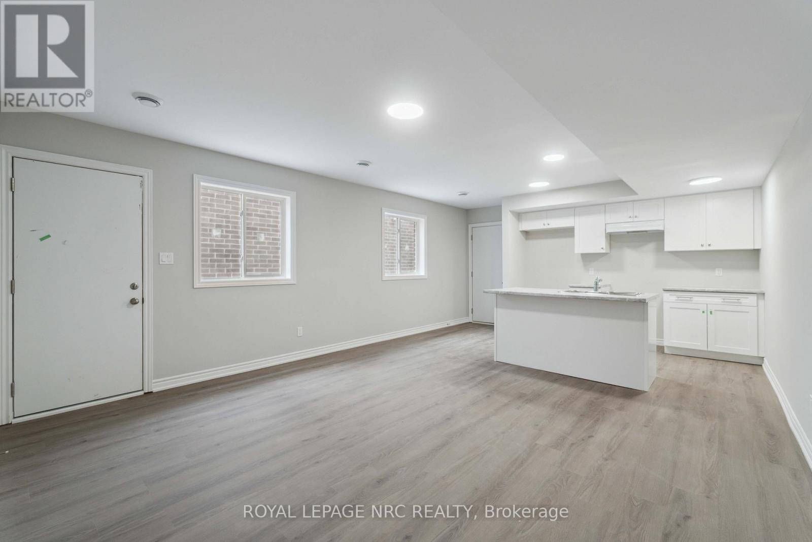71 Superior Street, Welland, Ontario  L3B 3A6 - Photo 10 - X12205165