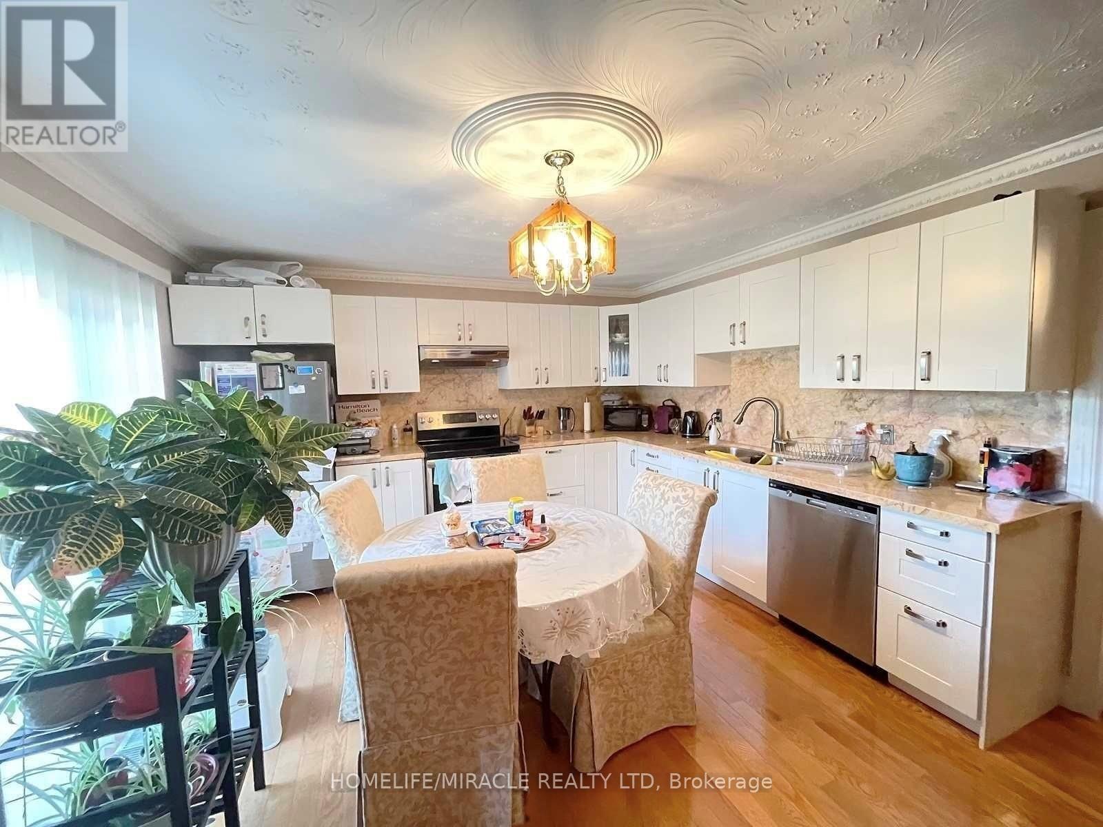 2461 President Boulevard, Mississauga, Ontario  L5B 3E7 - Photo 3 - W12205455