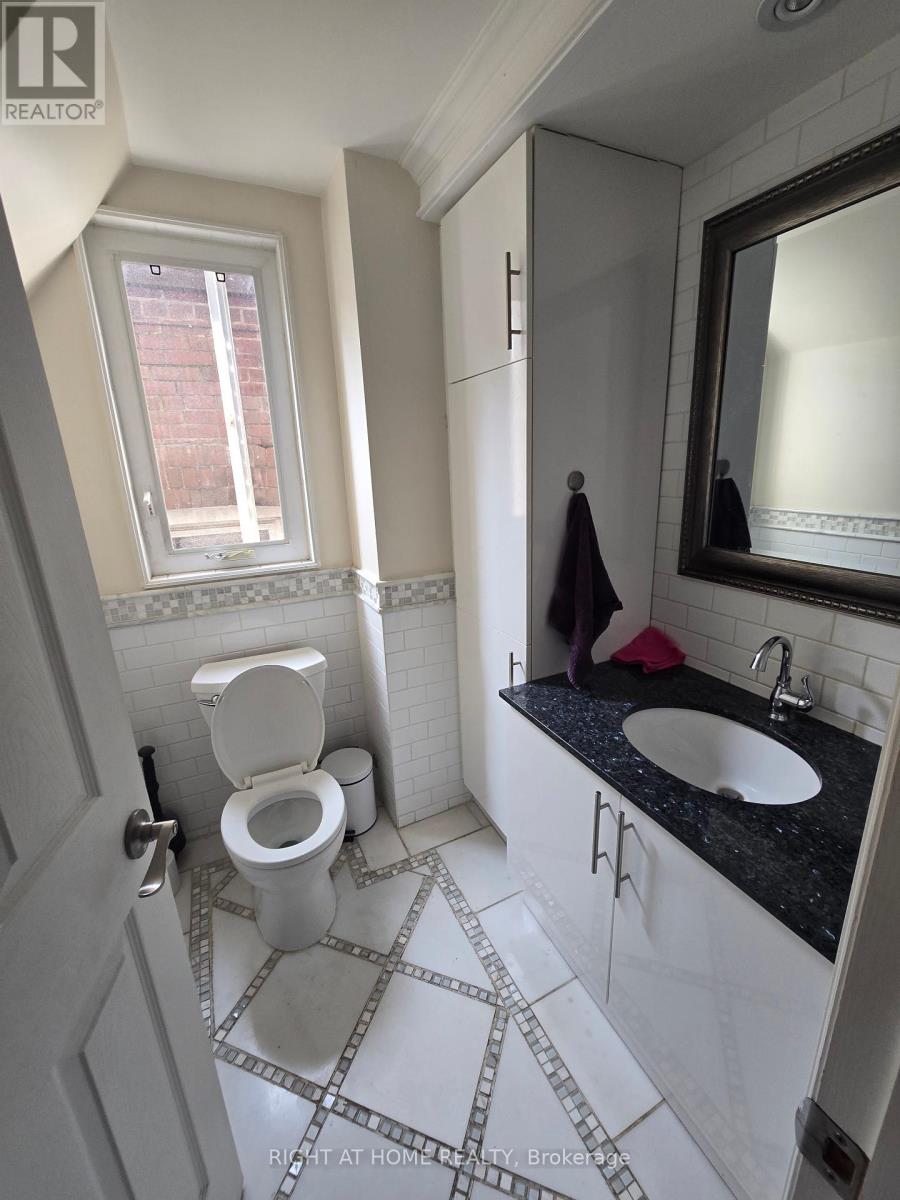 Upper - 637 Logan Avenue, Toronto, Ontario  M4K 3C4 - Photo 11 - E12205529
