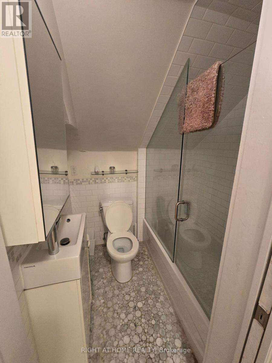 Upper - 637 Logan Avenue, Toronto, Ontario  M4K 3C4 - Photo 12 - E12205529