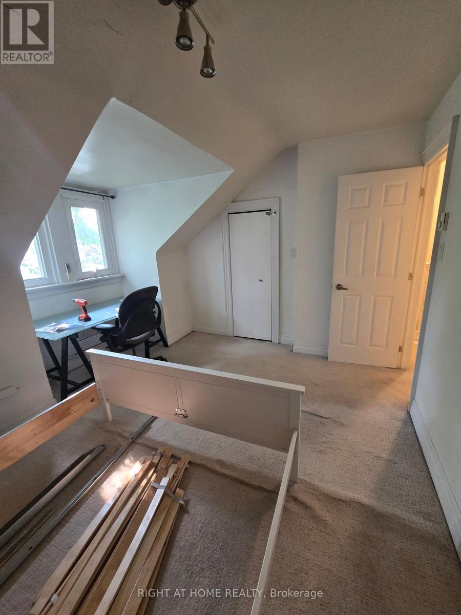 Upper - 637 Logan Avenue, Toronto, Ontario  M4K 3C4 - Photo 15 - E12205529