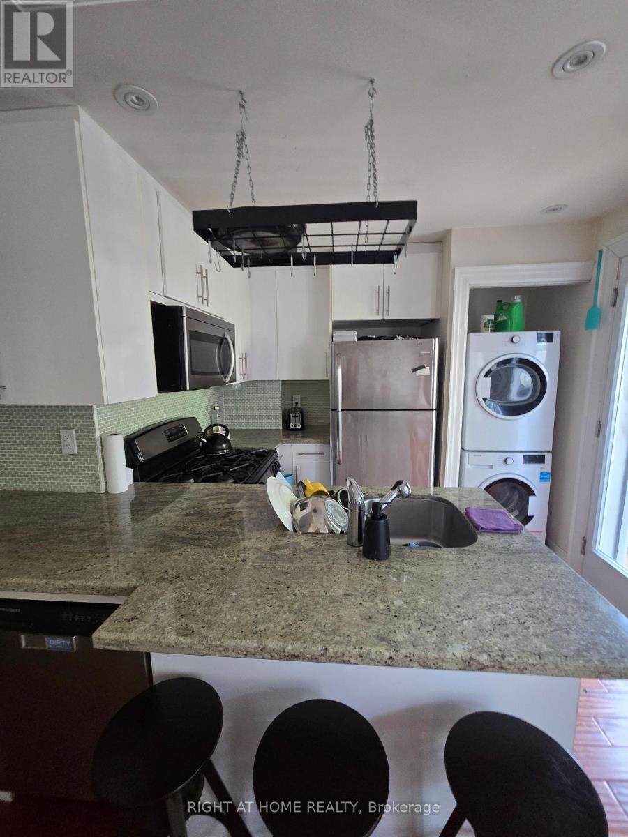 Upper - 637 Logan Avenue, Toronto, Ontario  M4K 3C4 - Photo 4 - E12205529