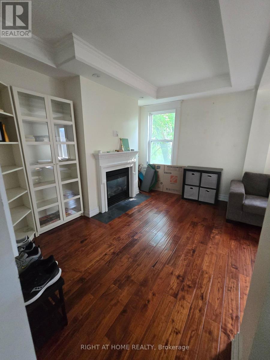 Upper - 637 Logan Avenue, Toronto, Ontario  M4K 3C4 - Photo 9 - E12205529