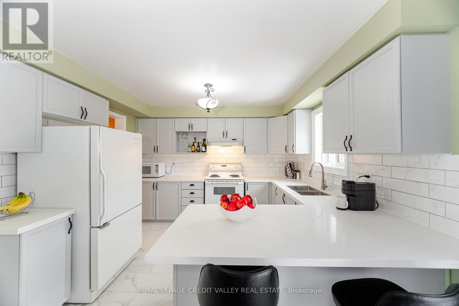 8 Livingston Drive, Caledon, Ontario  L7C 1A7 - Photo 10 - W12018299