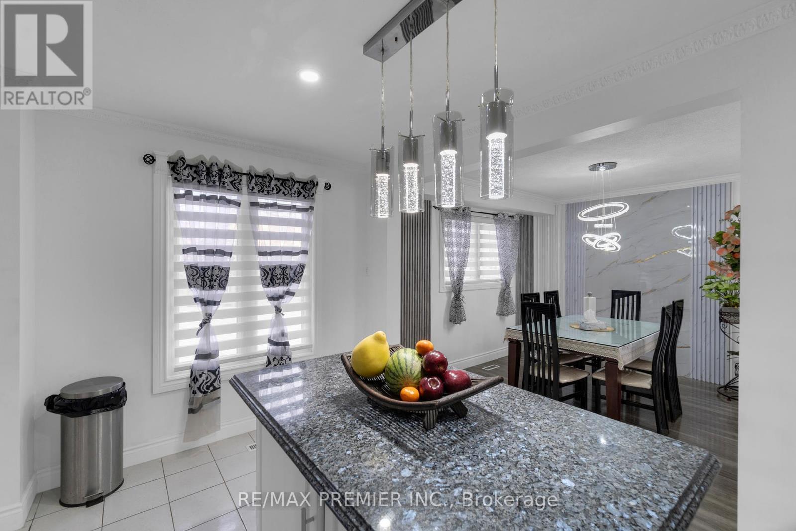 7643 Lohengrin Court, Mississauga, Ontario  L4T 3J1 - Photo 17 - W12205526