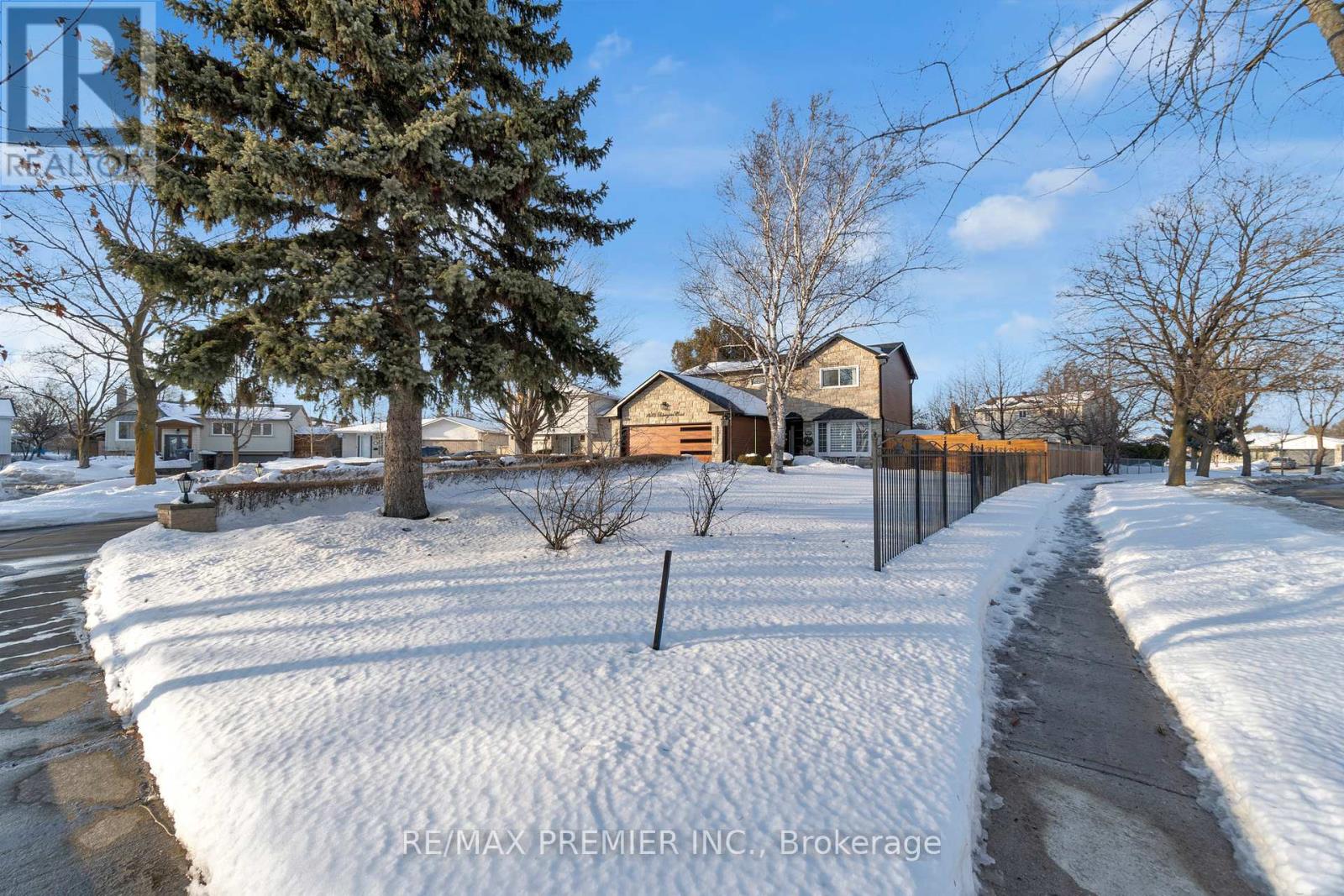 7643 Lohengrin Court, Mississauga, Ontario  L4T 3J1 - Photo 2 - W12205526