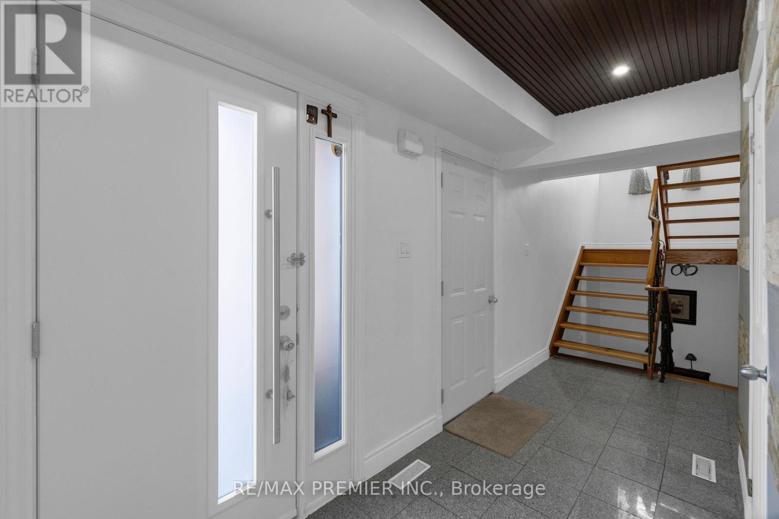 7643 Lohengrin Court, Mississauga, Ontario  L4T 3J1 - Photo 7 - W12205526