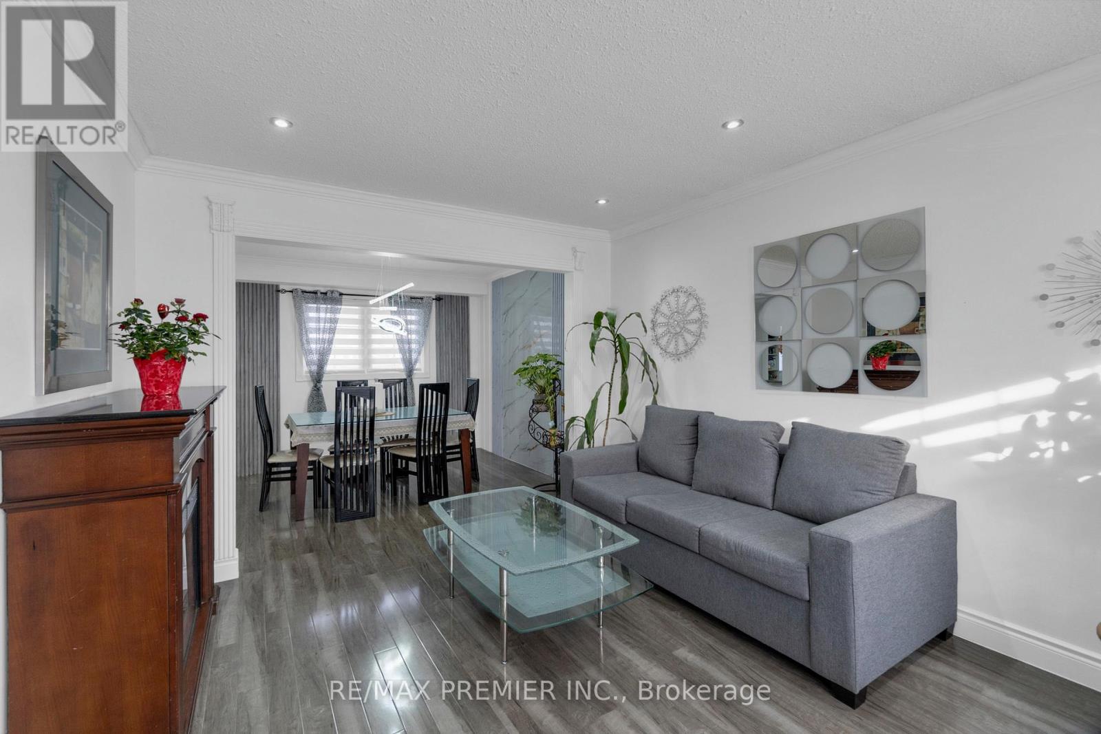 7643 Lohengrin Court, Mississauga, Ontario  L4T 3J1 - Photo 9 - W12205526