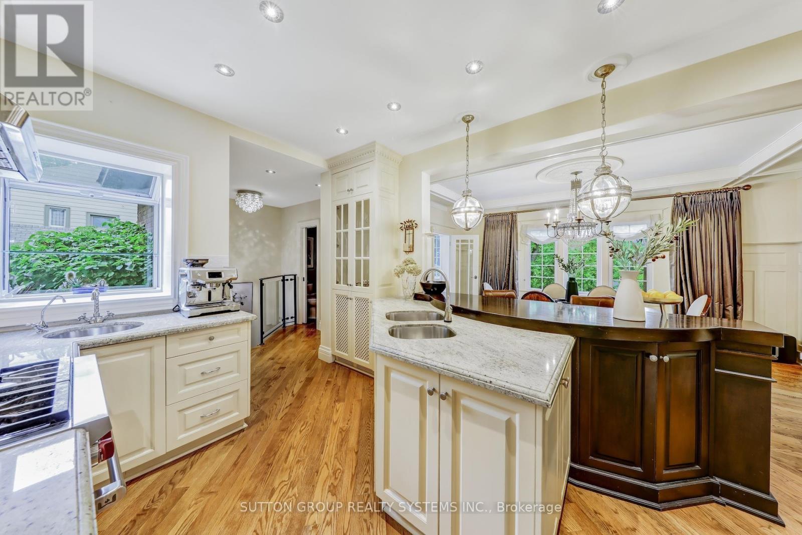 218 Glendonwynne Road, Toronto, Ontario  M6P 3G3 - Photo 15 - W12172317
