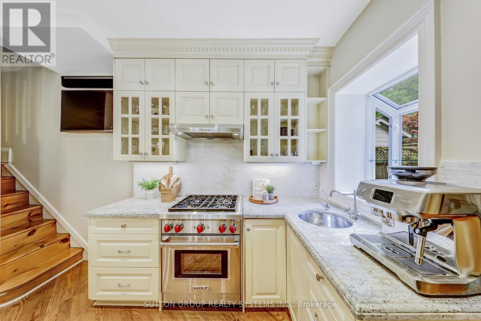 218 Glendonwynne Road, Toronto, Ontario  M6P 3G3 - Photo 17 - W12172317
