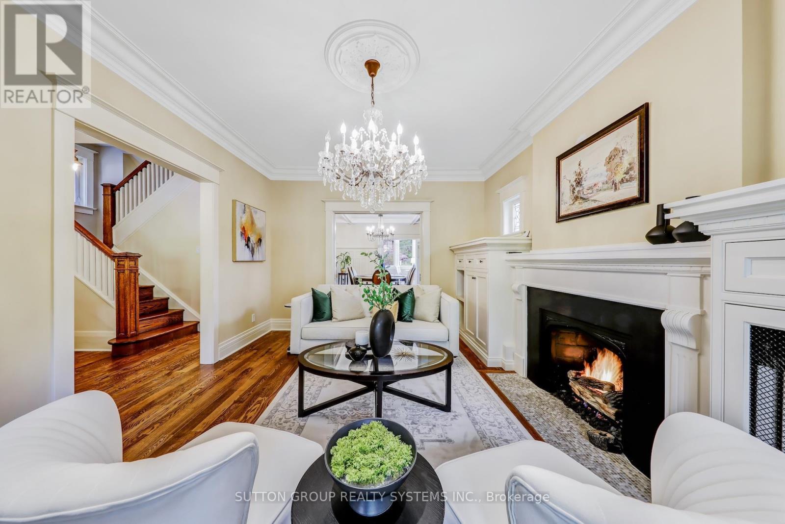 218 Glendonwynne Road, Toronto, Ontario  M6P 3G3 - Photo 7 - W12172317