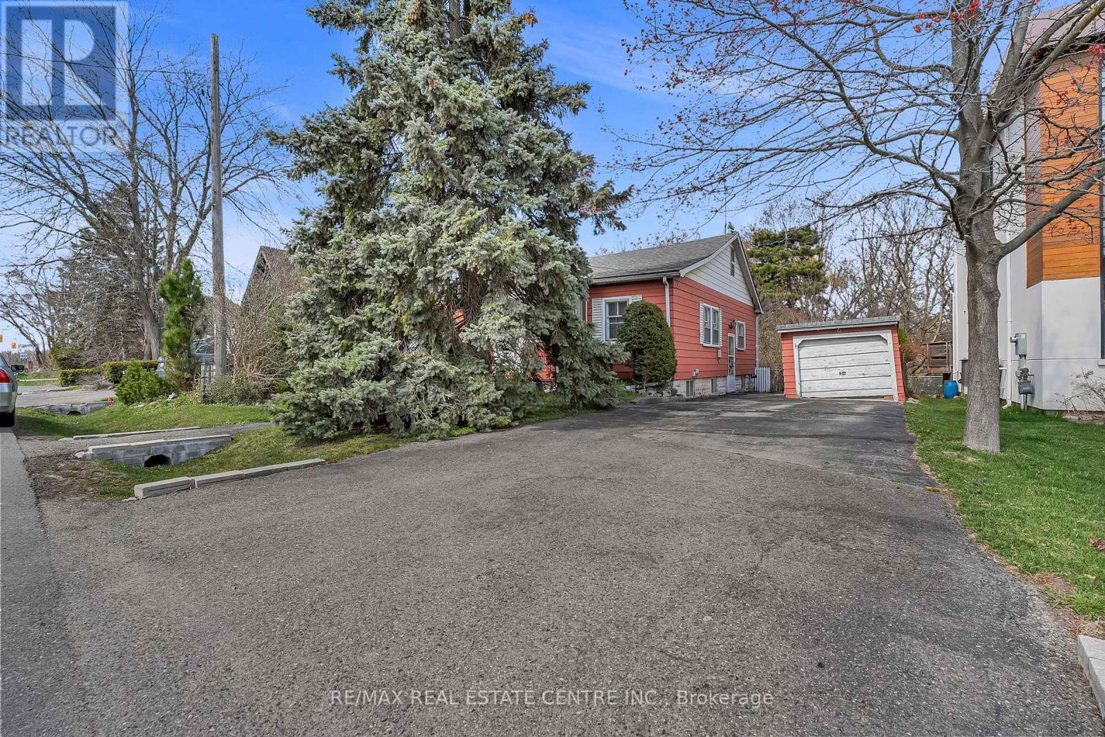 945 Beechwood Avenue, Mississauga, Ontario  L5G 4E3 - Photo 2 - W12205546