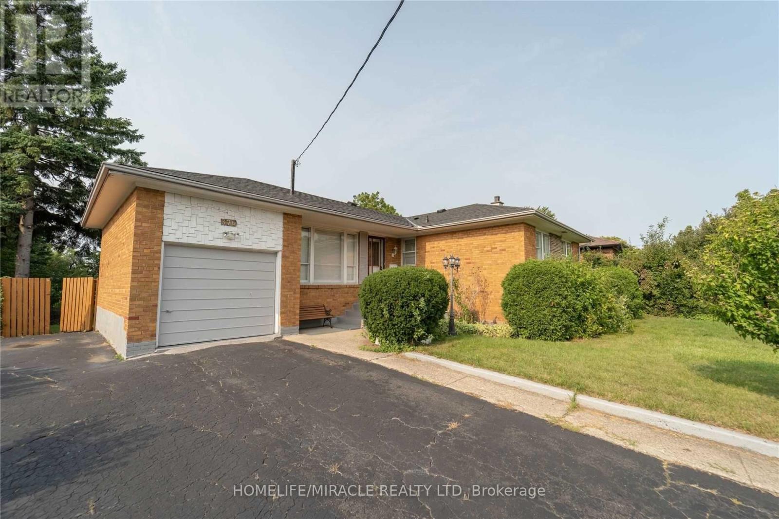 376 Third Line, Oakville, Ontario  L6L 4A4 - Photo 1 - W12082182