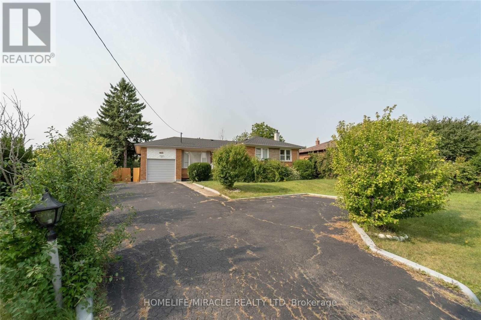 376 Third Line, Oakville, Ontario  L6L 4A4 - Photo 3 - W12082182