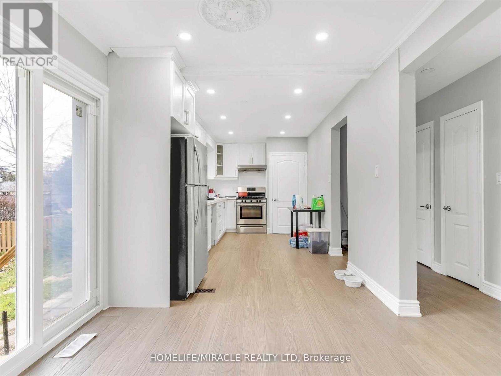 376 Third Line, Oakville, Ontario  L6L 4A4 - Photo 6 - W12082182