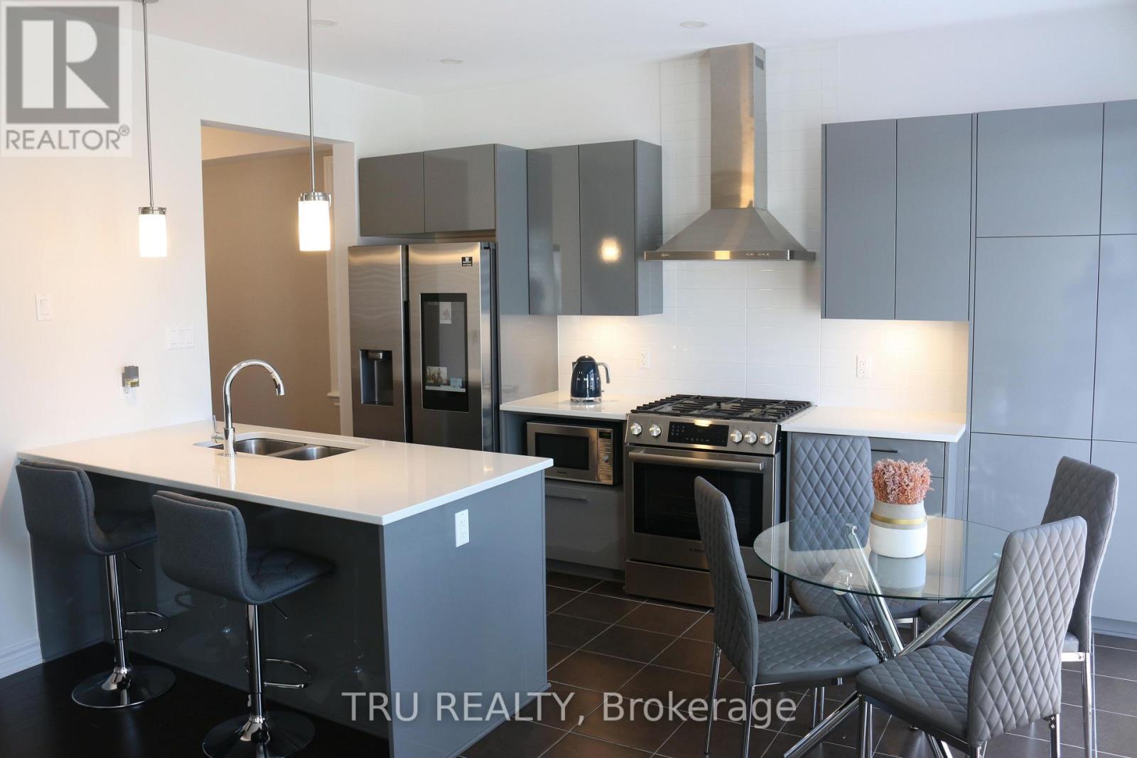 112 Minikan Street, Ottawa, Ontario  K1X 0E6 - Photo 12 - X12205579