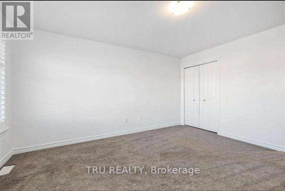 112 Minikan Street, Ottawa, Ontario  K1X 0E6 - Photo 17 - X12205579