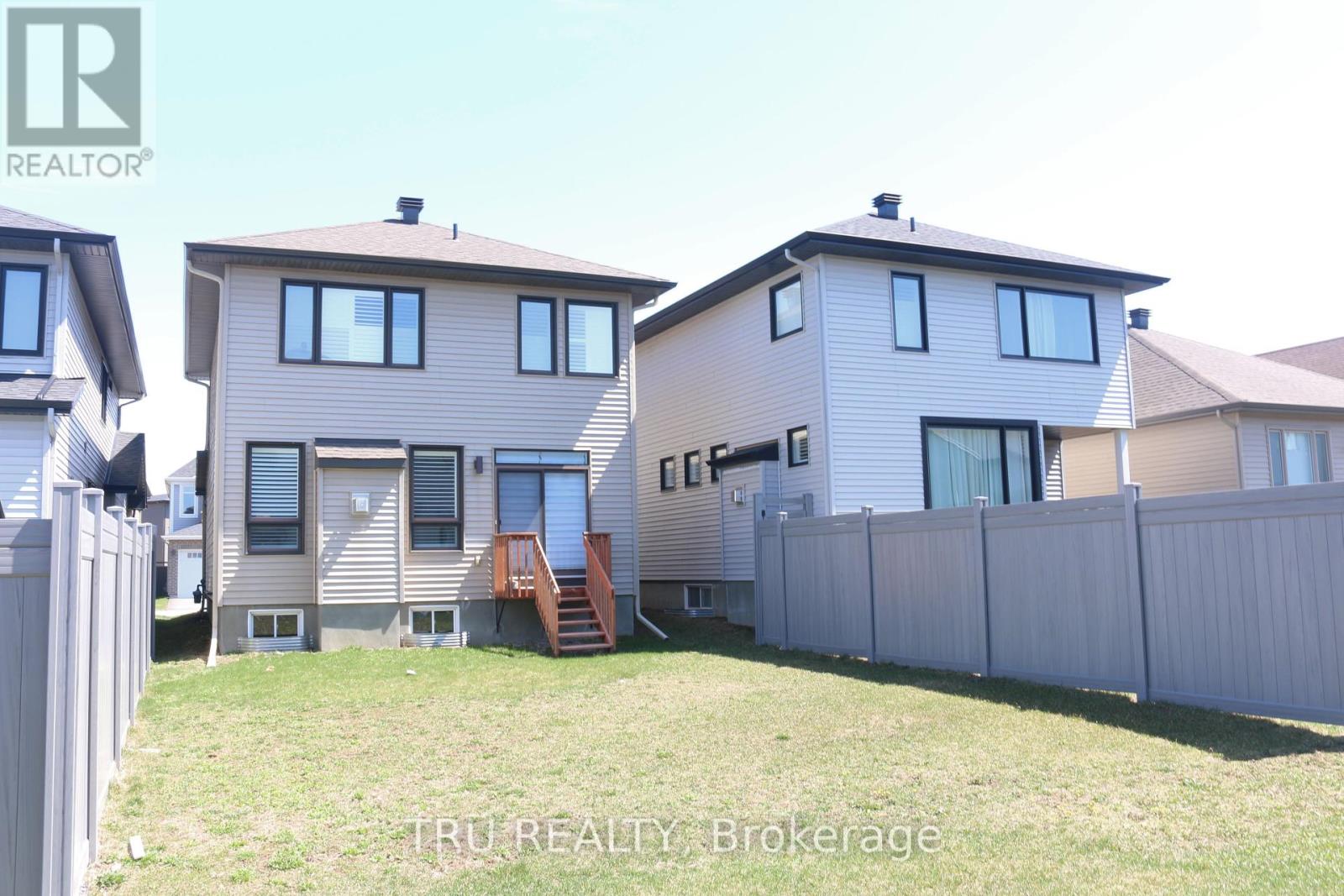 112 Minikan Street, Ottawa, Ontario  K1X 0E6 - Photo 6 - X12205579
