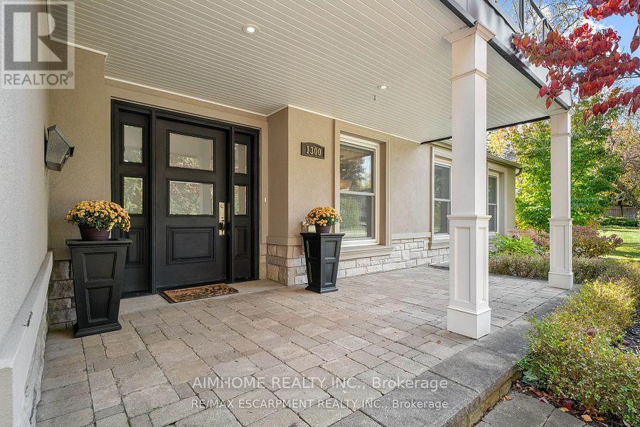 1300 Braeside Drive, Oakville, Ontario  L6J 2A4 - Photo 10 - W12205565