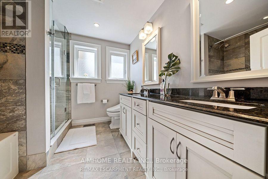1300 Braeside Drive, Oakville, Ontario  L6J 2A4 - Photo 12 - W12205565