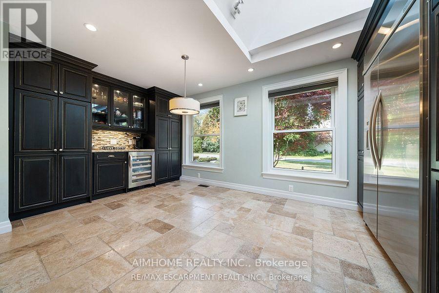 1300 Braeside Drive, Oakville, Ontario  L6J 2A4 - Photo 2 - W12205565