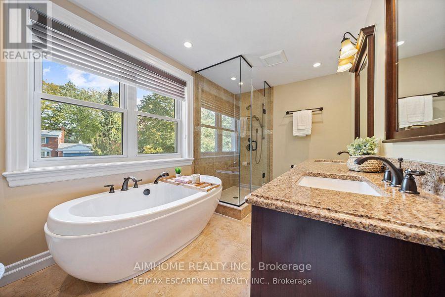1300 Braeside Drive, Oakville, Ontario  L6J 2A4 - Photo 5 - W12205565