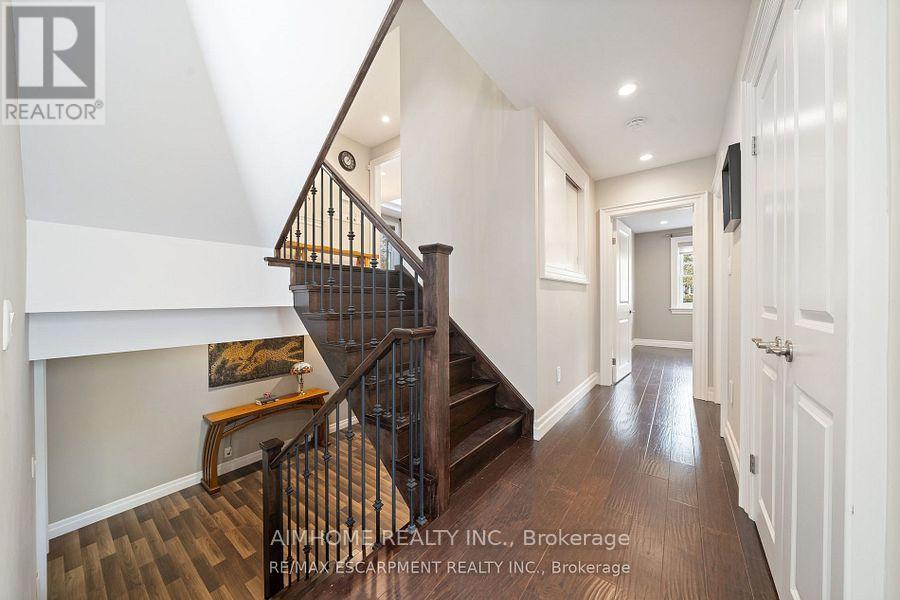 1300 Braeside Drive, Oakville, Ontario  L6J 2A4 - Photo 9 - W12205565