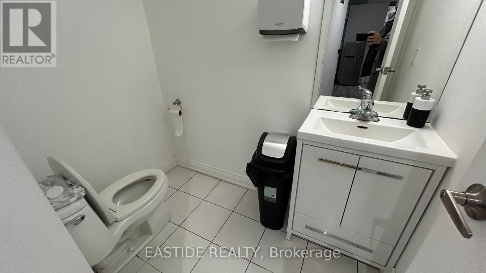 Main - 128 1/2 Cumberland Street, Toronto, Ontario  M5R 1A6 - Photo 10 - C12205589