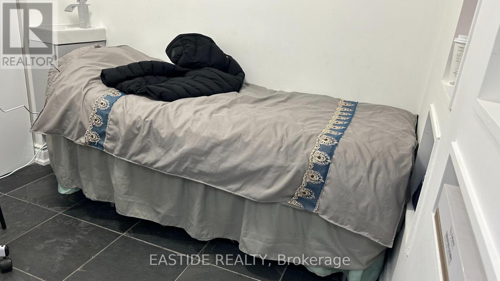 Main - 128 1/2 Cumberland Street, Toronto, Ontario  M5R 1A6 - Photo 12 - C12205589