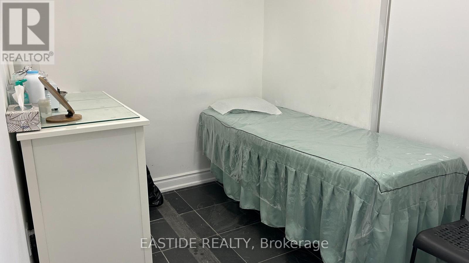 Main - 128 1/2 Cumberland Street, Toronto, Ontario  M5R 1A6 - Photo 13 - C12205589
