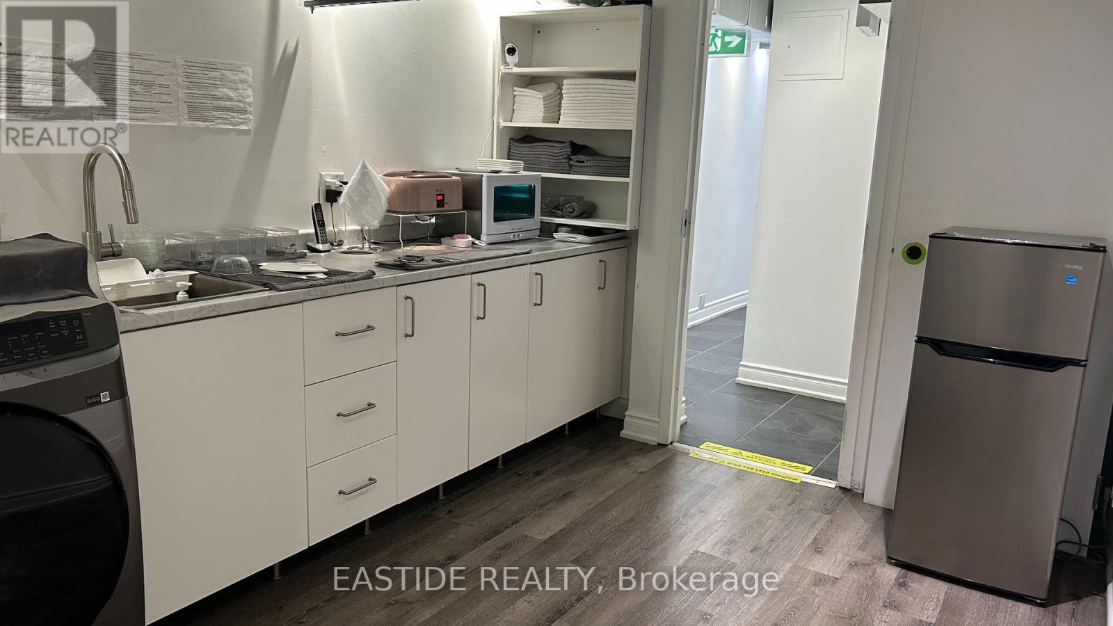 Main - 128 1/2 Cumberland Street, Toronto, Ontario  M5R 1A6 - Photo 9 - C12205589