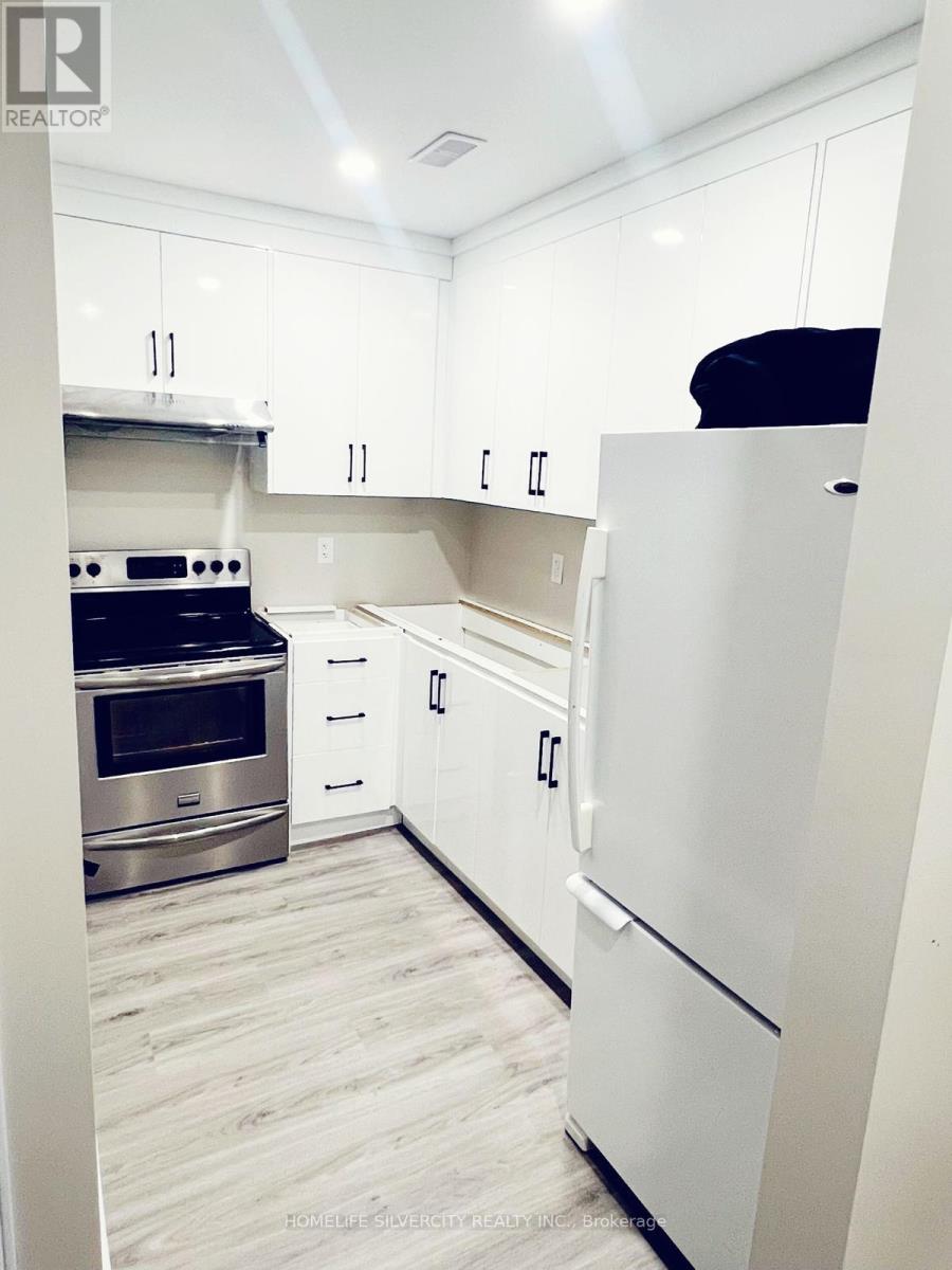 21 Ashford Court, Brampton, Ontario  L6V 3E2 - Photo 3 - W12205348