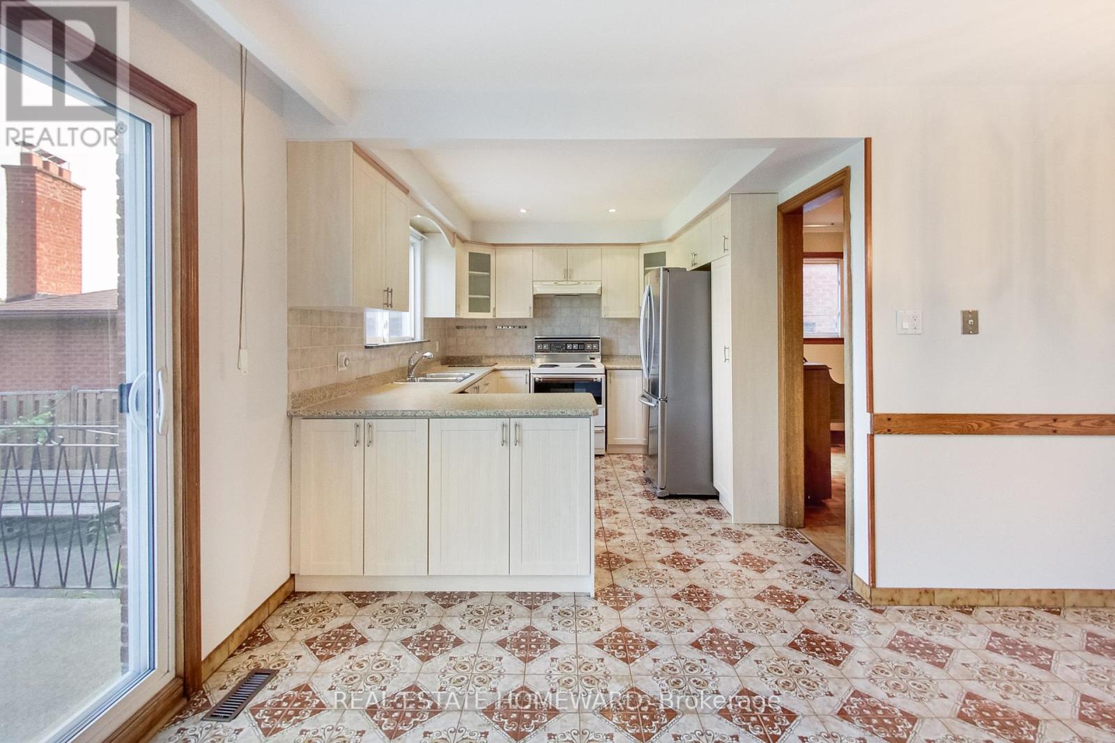 81a St Andrews Boulevard, Toronto, Ontario  M9R 1W4 - Photo 12 - W12205625