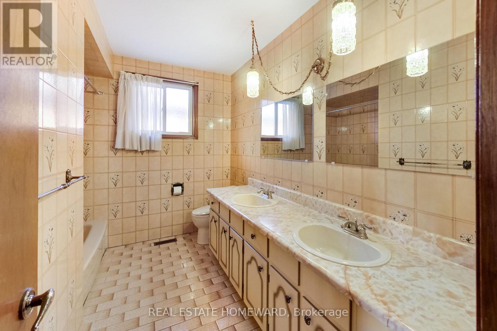 81a St Andrews Boulevard, Toronto, Ontario  M9R 1W4 - Photo 21 - W12205625