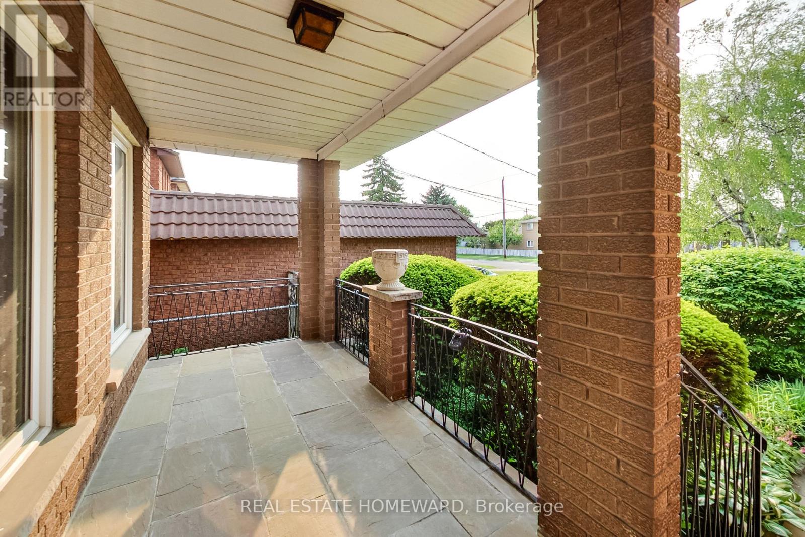 81a St Andrews Boulevard, Toronto, Ontario  M9R 1W4 - Photo 5 - W12205625